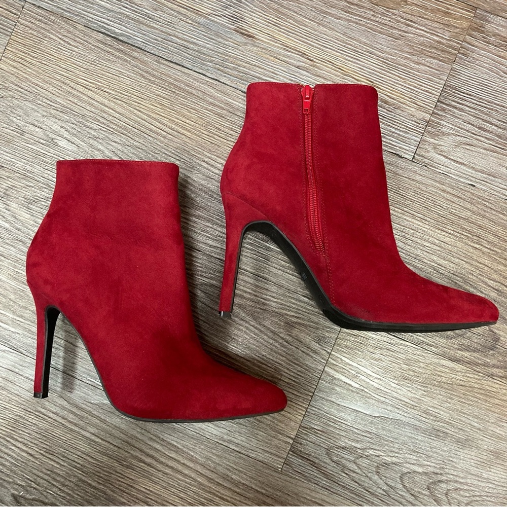Red suede stiletto ankle boots. Pointy toe. Rouge Helium size 8.